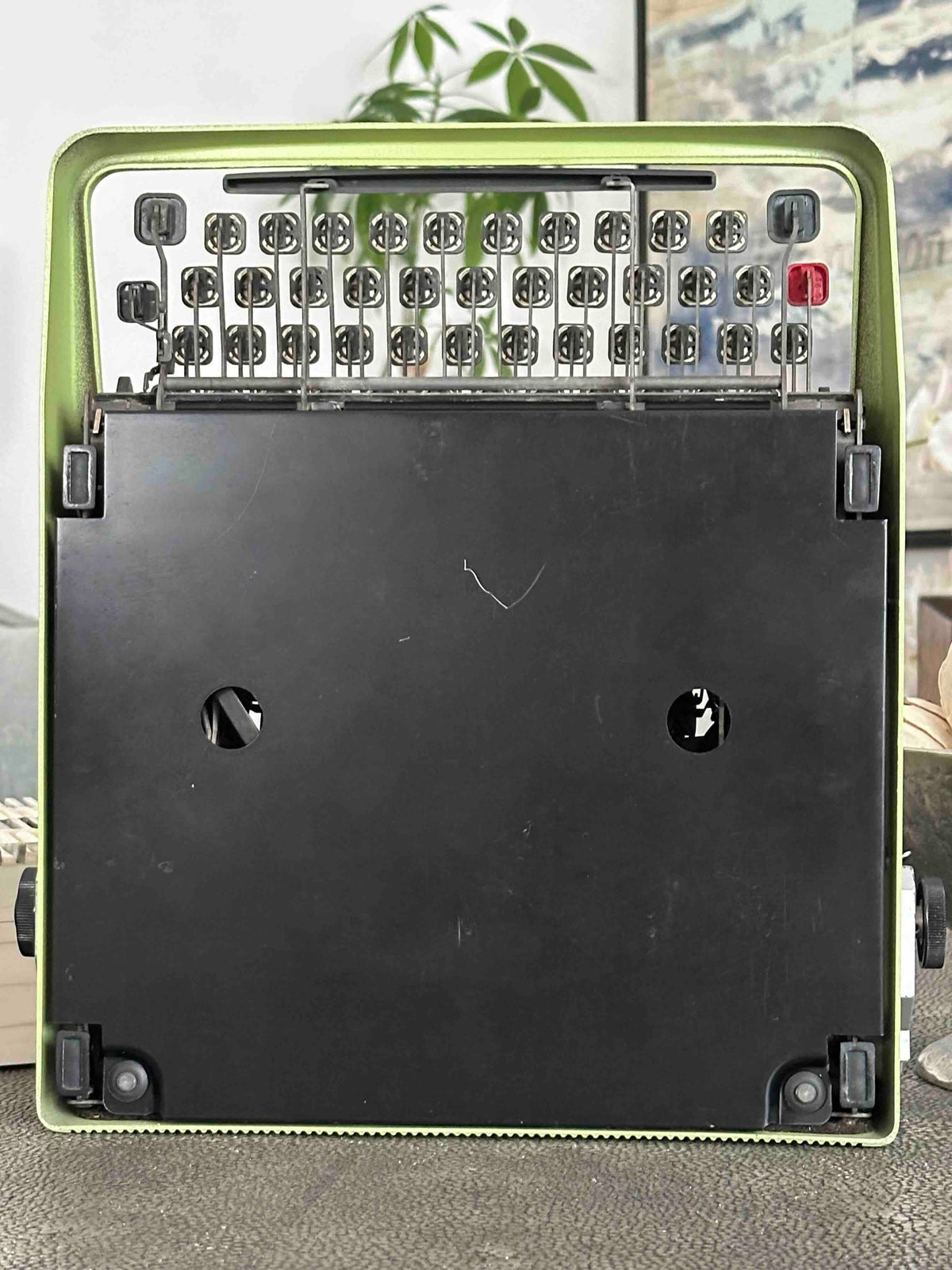 Olivetti Lettera 32 Typewriter in Pistachio Yellow-Green, Qzerty Layout, Made in Italy, 1968, Fully Functional