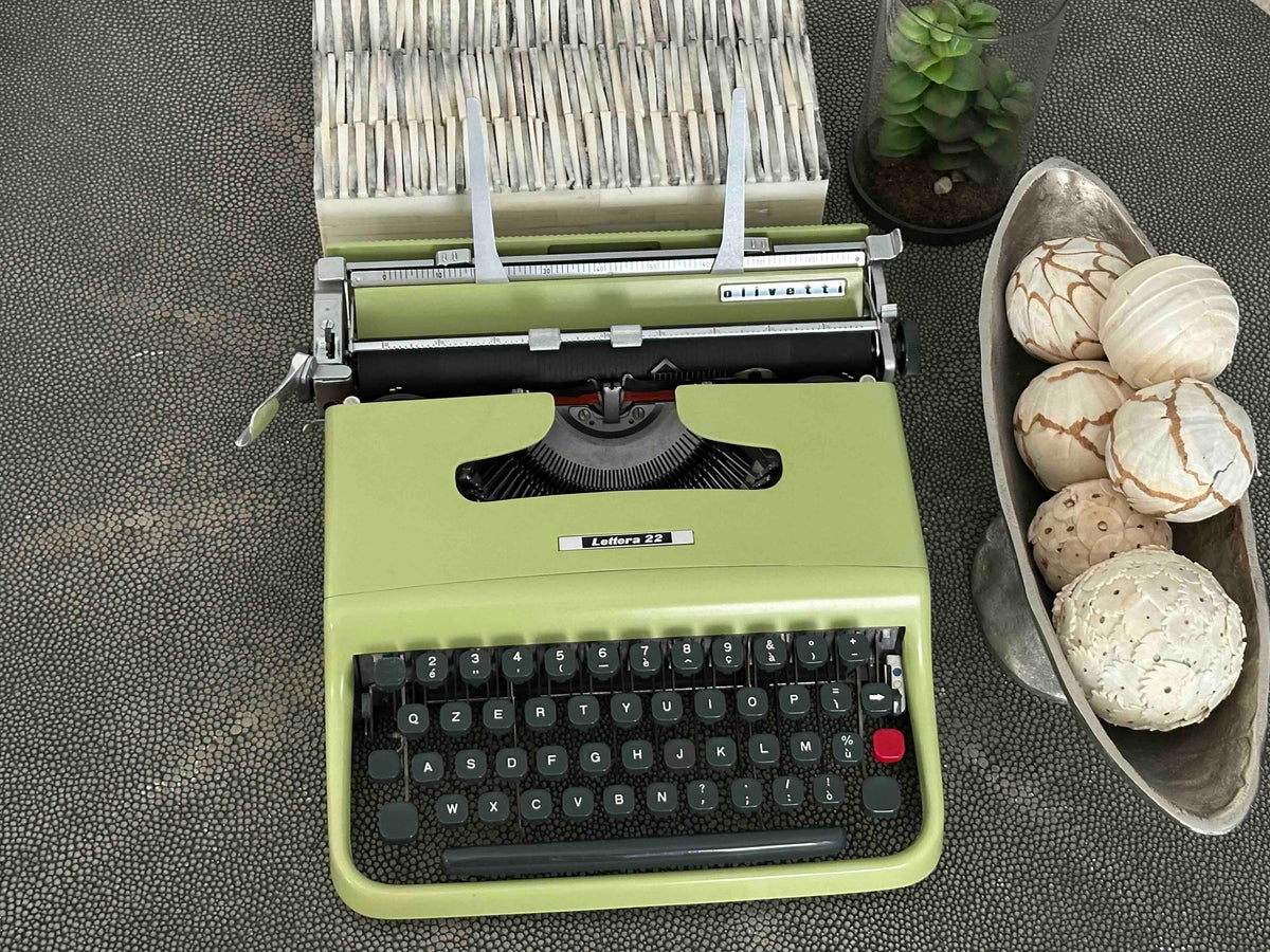 RARE Olivetti Lettera 22 in Pistachio Yellow-Green with Qzerty Layout, Made in Italy, 1963, Fully Functional