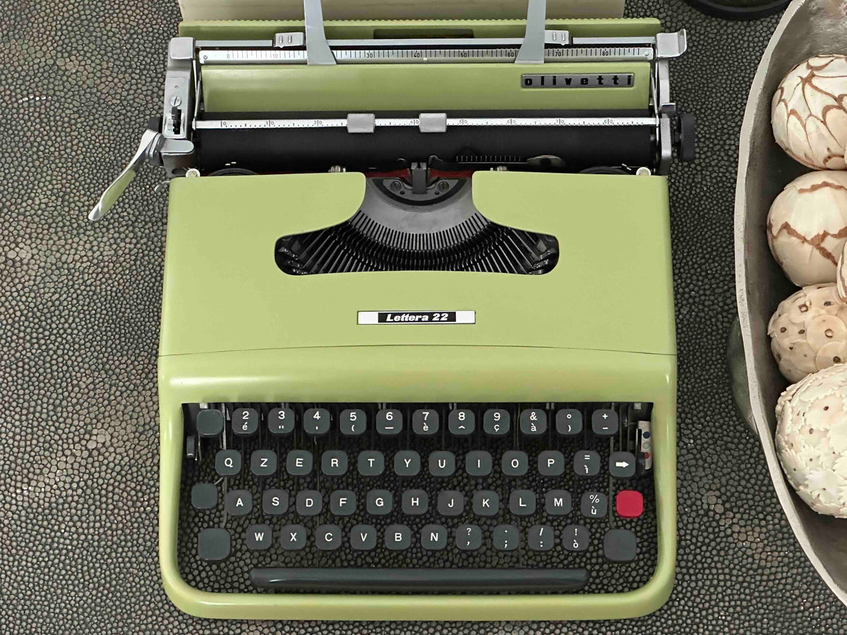 RARE Olivetti Lettera 22 in Pistachio Yellow-Green with Qzerty Layout, Made in Italy, 1963, Fully Functional