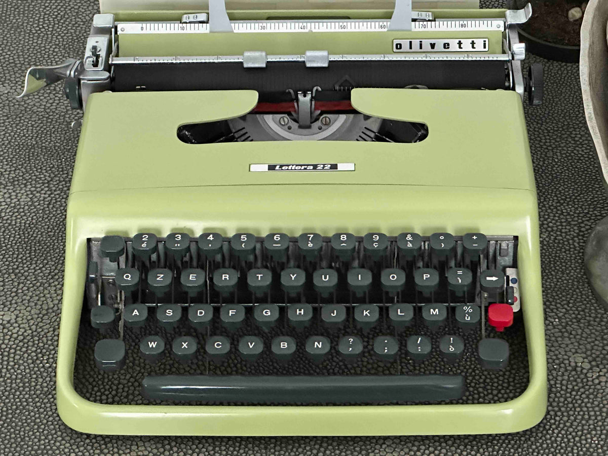 RARE Olivetti Lettera 22 in Pistachio Yellow-Green with Qzerty Layout, Made in Italy, 1963, Fully Functional