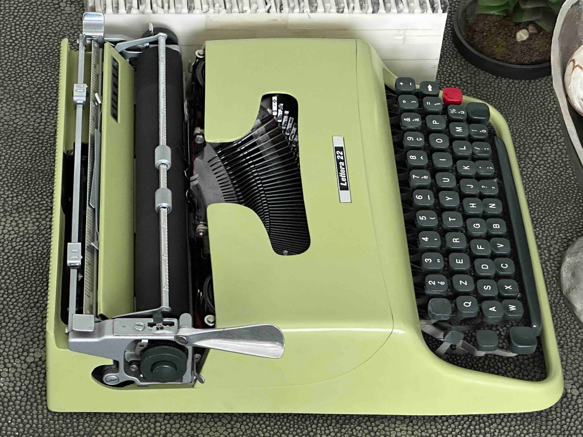 RARE Olivetti Lettera 22 in Pistachio Yellow-Green with Qzerty Layout, Made in Italy, 1963, Fully Functional