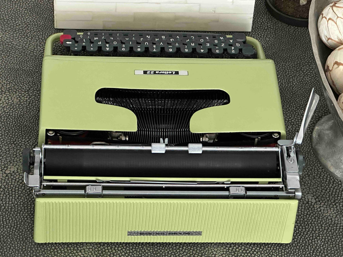 RARE Olivetti Lettera 22 in Pistachio Yellow-Green with Qzerty Layout, Made in Italy, 1963, Fully Functional