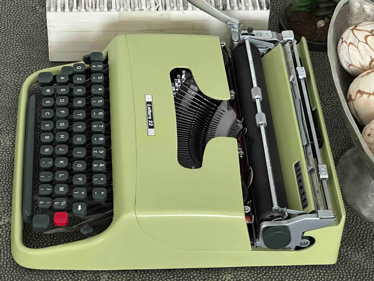 RARE Olivetti Lettera 22 in Pistachio Yellow-Green with Qzerty Layout, Made in Italy, 1963, Fully Functional