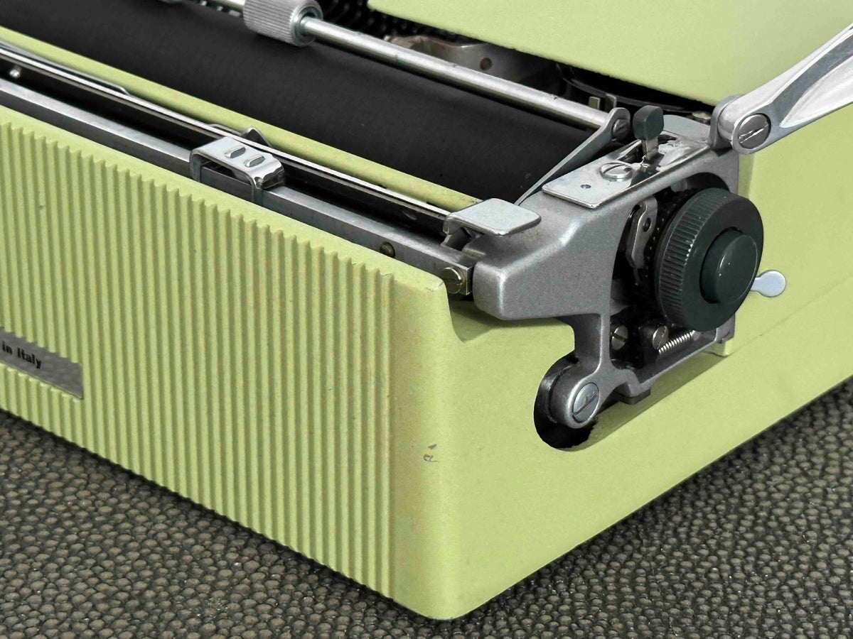 RARE Olivetti Lettera 22 in Pistachio Yellow-Green with Qzerty Layout, Made in Italy, 1963, Fully Functional