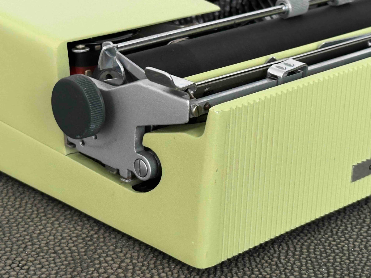 RARE Olivetti Lettera 22 in Pistachio Yellow-Green with Qzerty Layout, Made in Italy, 1963, Fully Functional