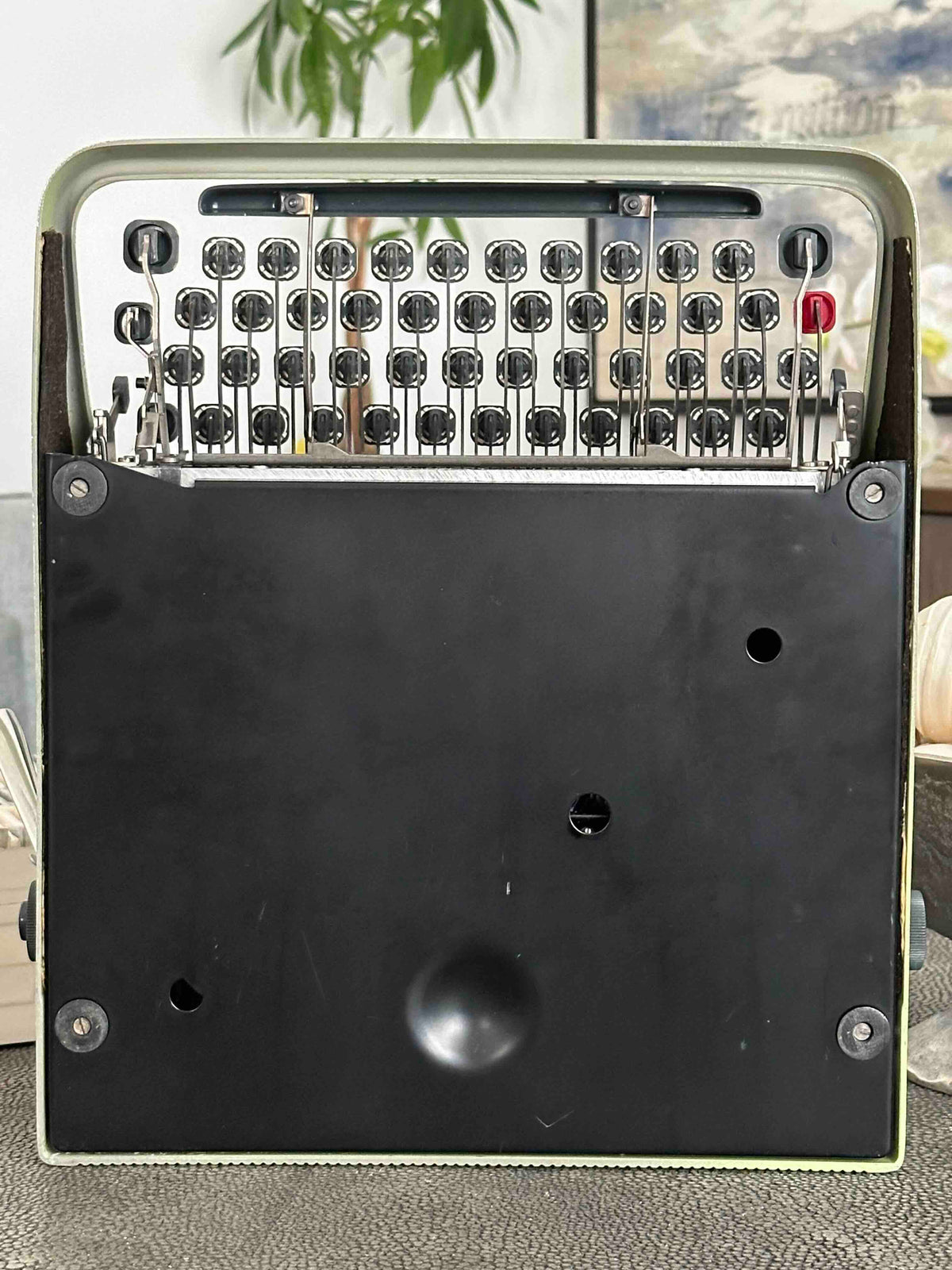 RARE Olivetti Lettera 22 in Pistachio Yellow-Green with Qzerty Layout, Made in Italy, 1963, Fully Functional