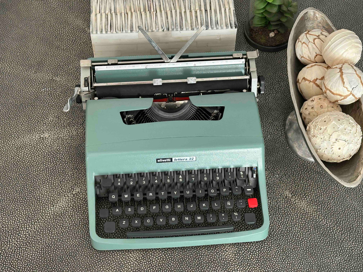 RARE Olivetti Lettera 32 Typewriter with Quadrato Font, Qwerty Layout, 1976, Fully Functional