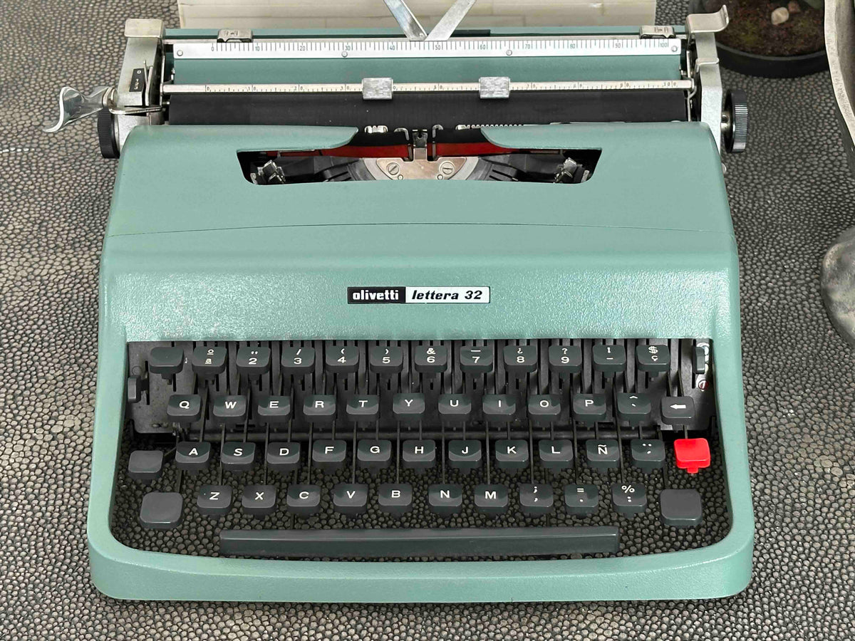 RARE Olivetti Lettera 32 Typewriter with Quadrato Font, Qwerty Layout, 1976, Fully Functional