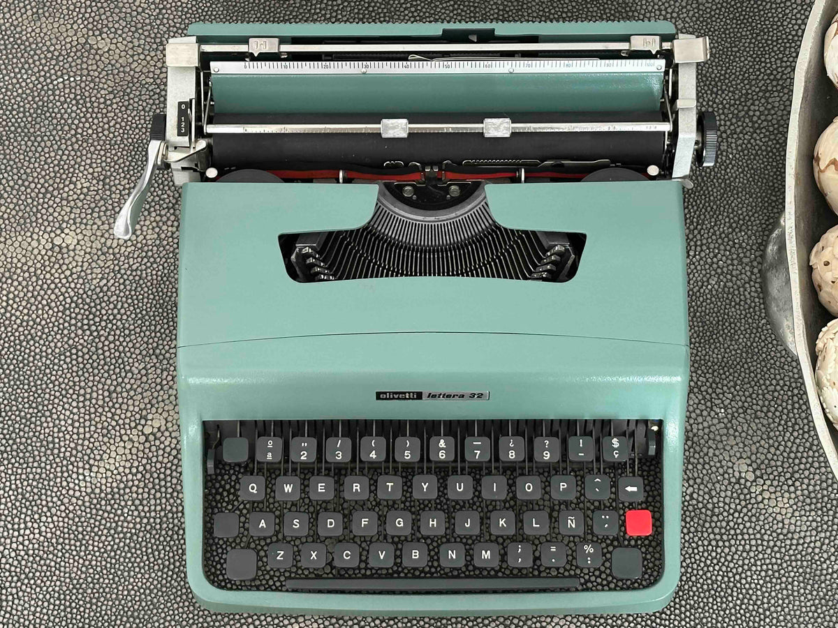 RARE Olivetti Lettera 32 Typewriter with Quadrato Font, Qwerty Layout, 1976, Fully Functional