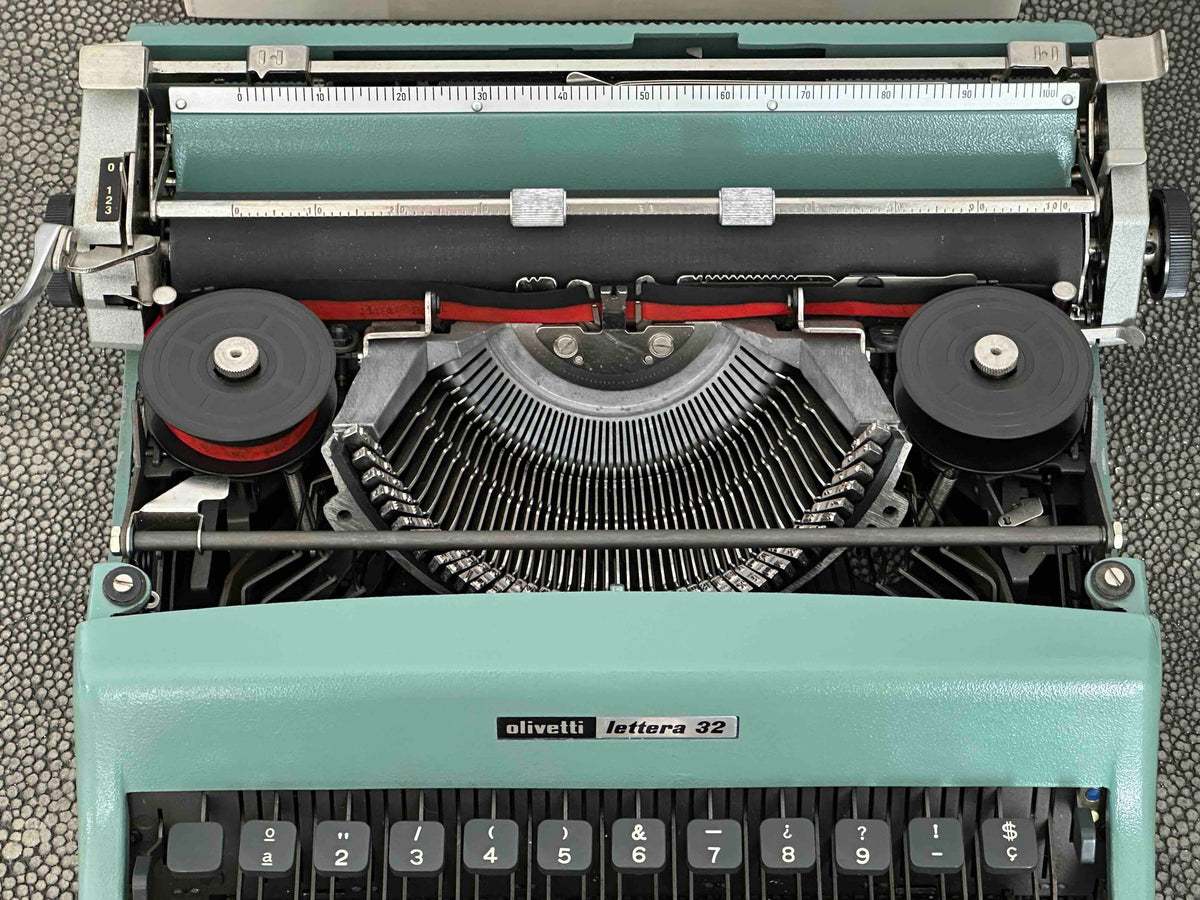 RARE Olivetti Lettera 32 Typewriter with Quadrato Font, Qwerty Layout, 1976, Fully Functional