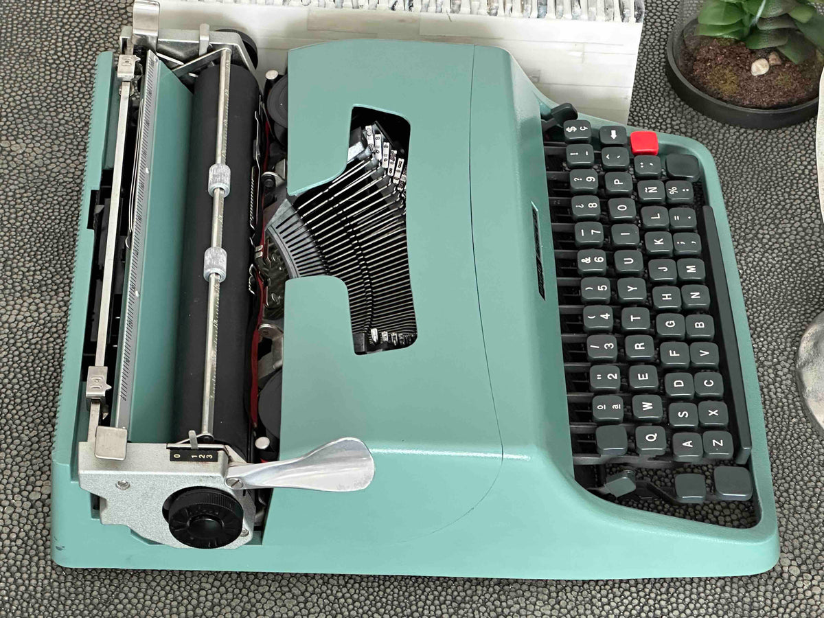 RARE Olivetti Lettera 32 Typewriter with Quadrato Font, Qwerty Layout, 1976, Fully Functional