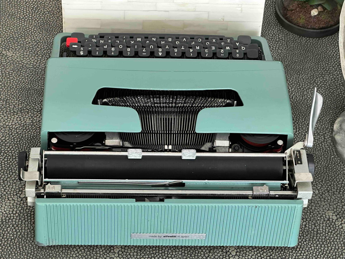 RARE Olivetti Lettera 32 Typewriter with Quadrato Font, Qwerty Layout, 1976, Fully Functional