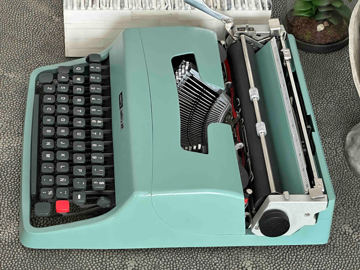 RARE Olivetti Lettera 32 Typewriter with Quadrato Font, Qwerty Layout, 1976, Fully Functional