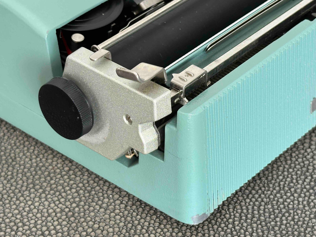 RARE Olivetti Lettera 32 Typewriter with Quadrato Font, Qwerty Layout, 1976, Fully Functional