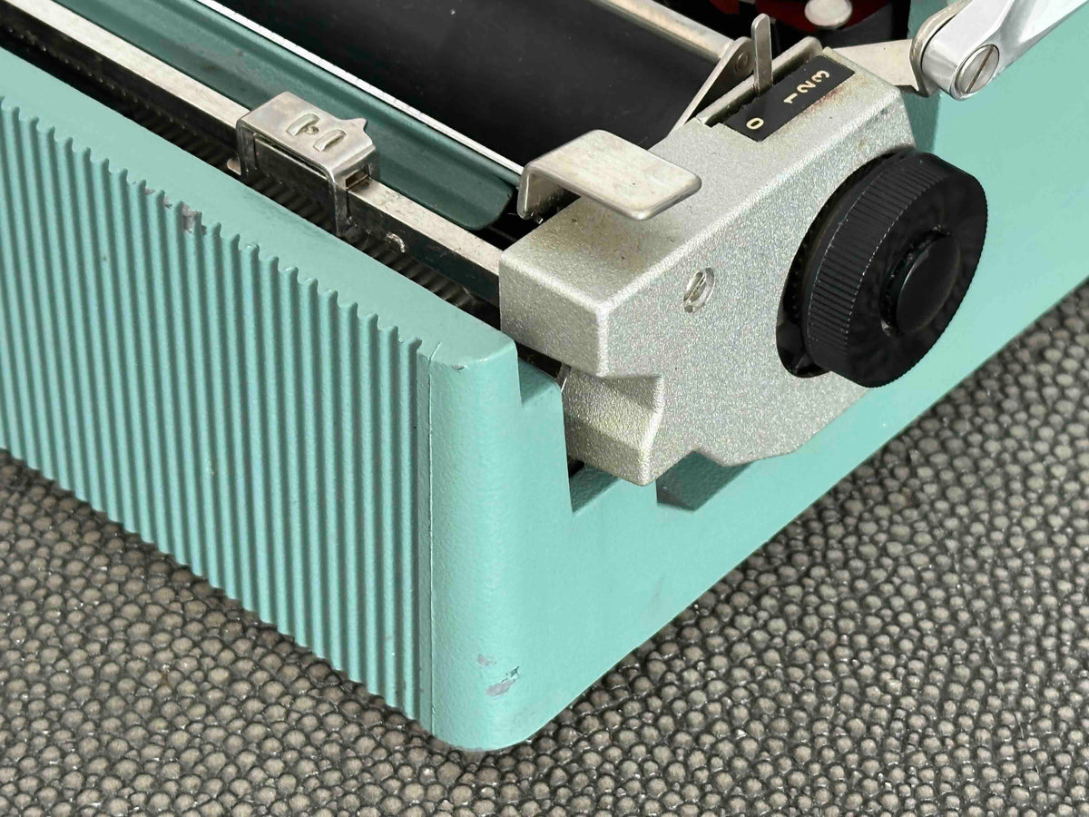 RARE Olivetti Lettera 32 Typewriter with Quadrato Font, Qwerty Layout, 1976, Fully Functional