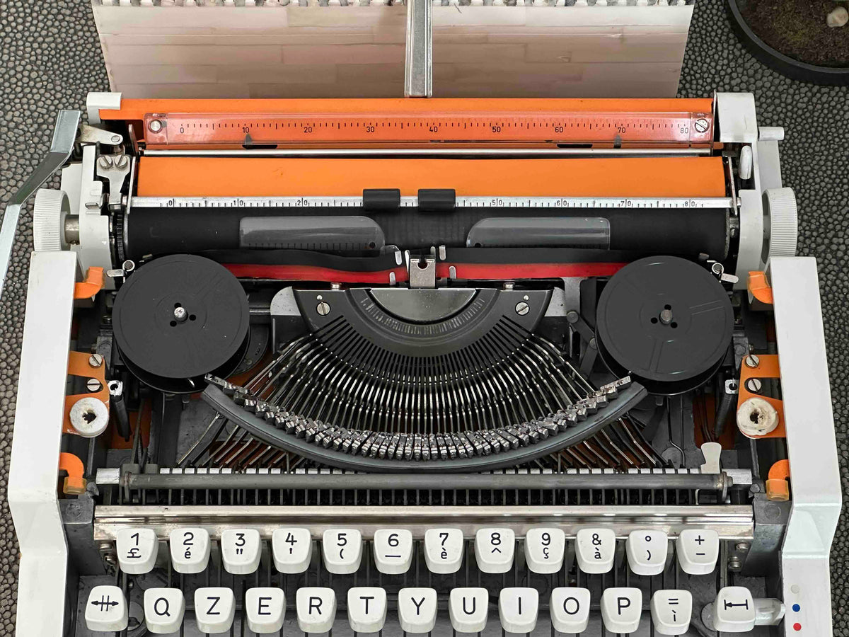 Olympia Traveller de Luxe Typewriter with Qzerty Layout, 1970s to 80s, Orange, Fully Functional
