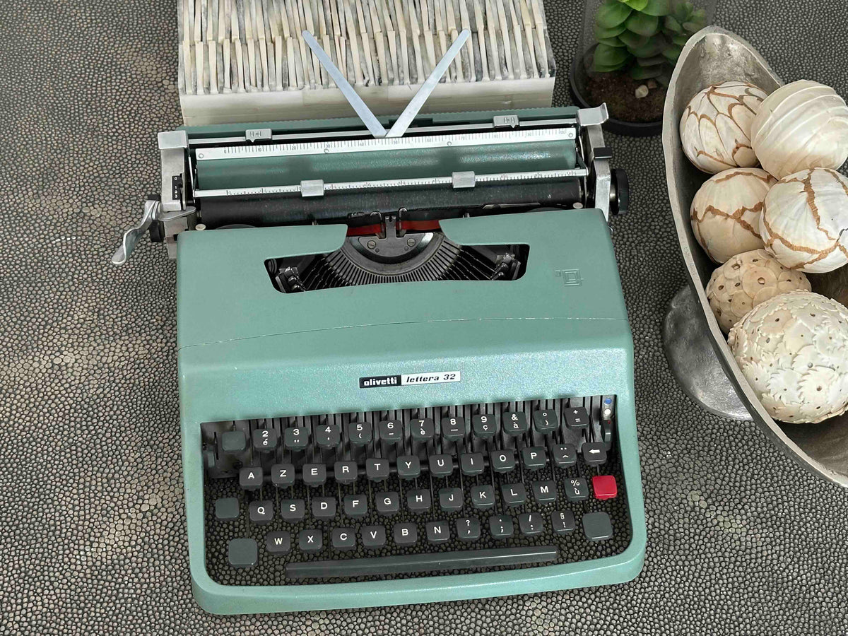 RARE Olivetti Lettera 32 Typewriter with Bodoni Font, Azerty Layout, 1971, Fully Functional