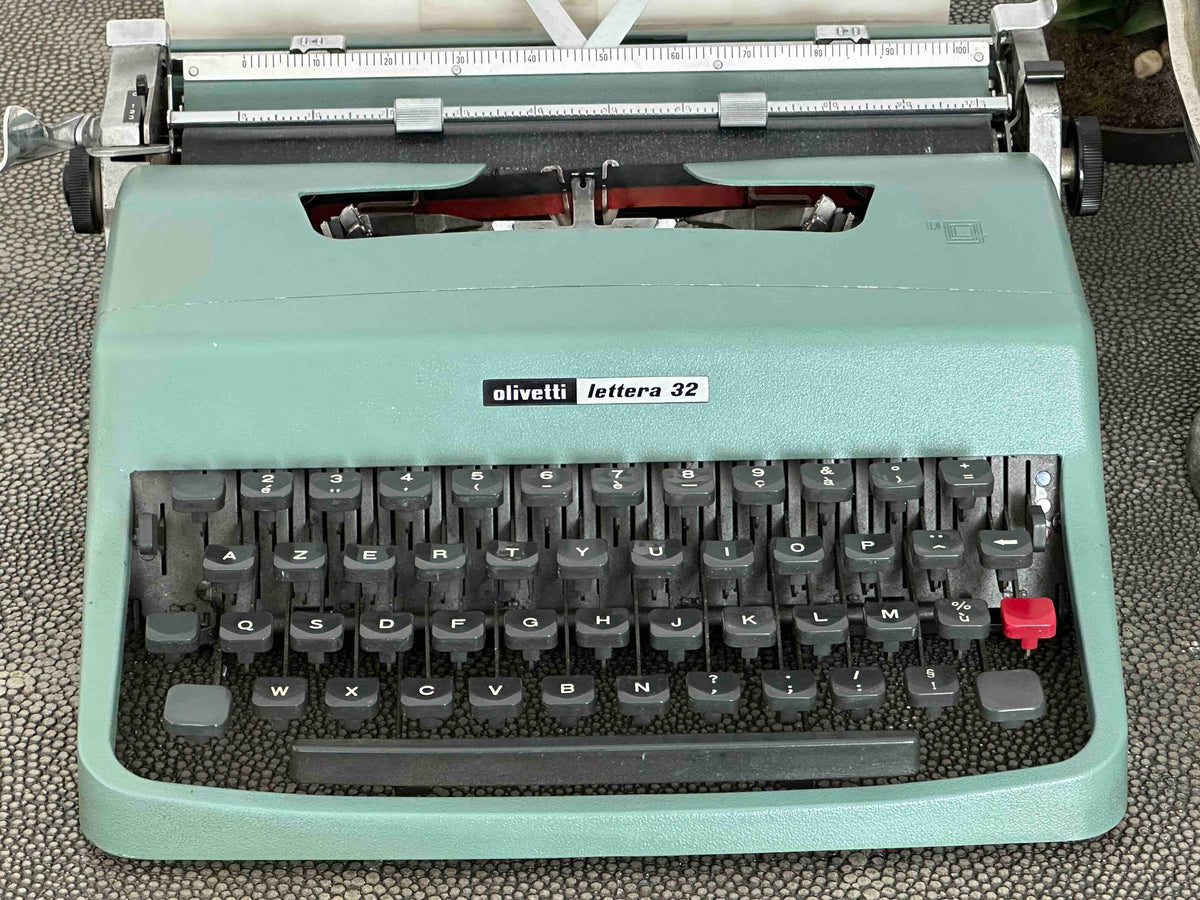 RARE Olivetti Lettera 32 Typewriter with Bodoni Font, Azerty Layout, 1971, Fully Functional
