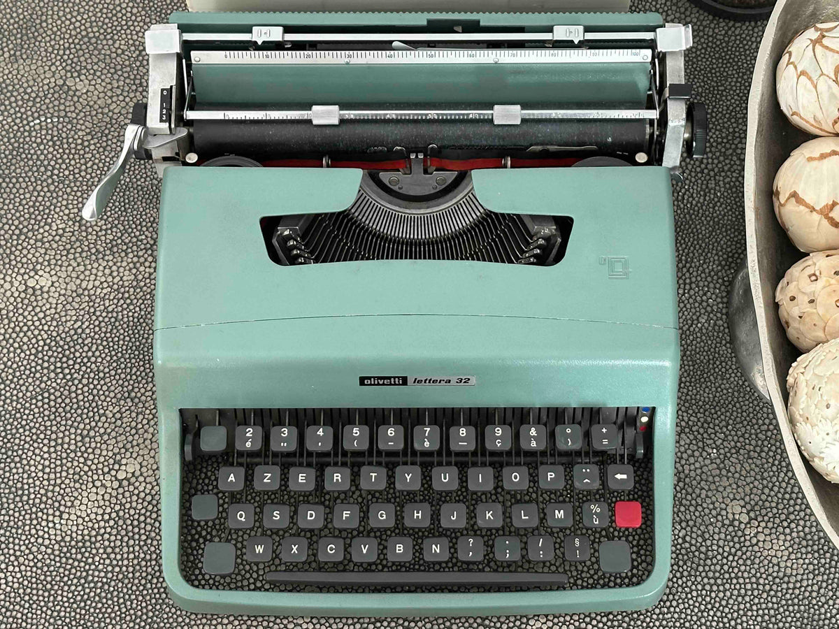 RARE Olivetti Lettera 32 Typewriter with Bodoni Font, Azerty Layout, 1971, Fully Functional