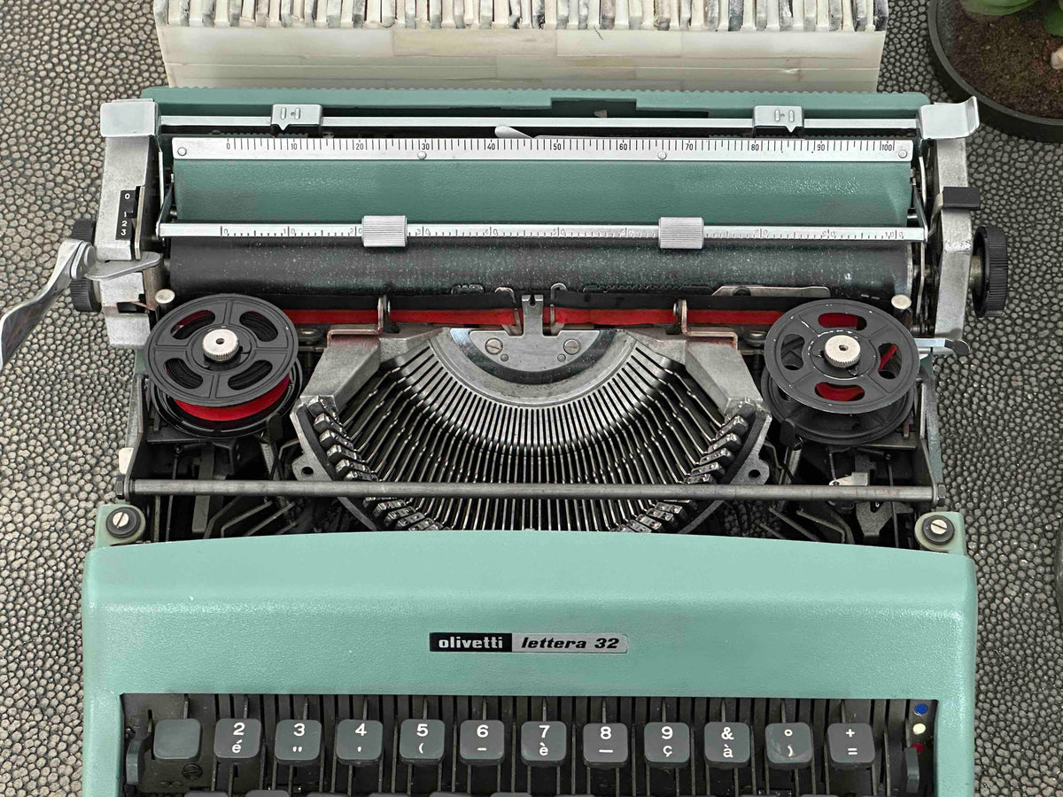 RARE Olivetti Lettera 32 Typewriter with Bodoni Font, Azerty Layout, 1971, Fully Functional