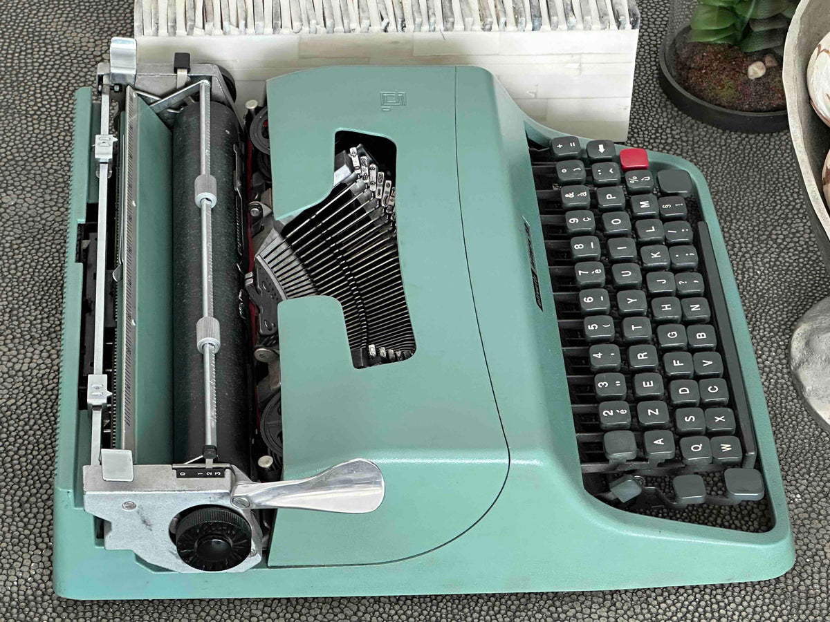 RARE Olivetti Lettera 32 Typewriter with Bodoni Font, Azerty Layout, 1971, Fully Functional