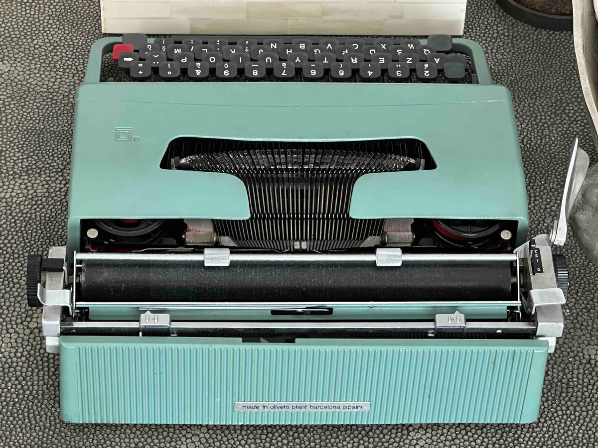 RARE Olivetti Lettera 32 Typewriter with Bodoni Font, Azerty Layout, 1971, Fully Functional