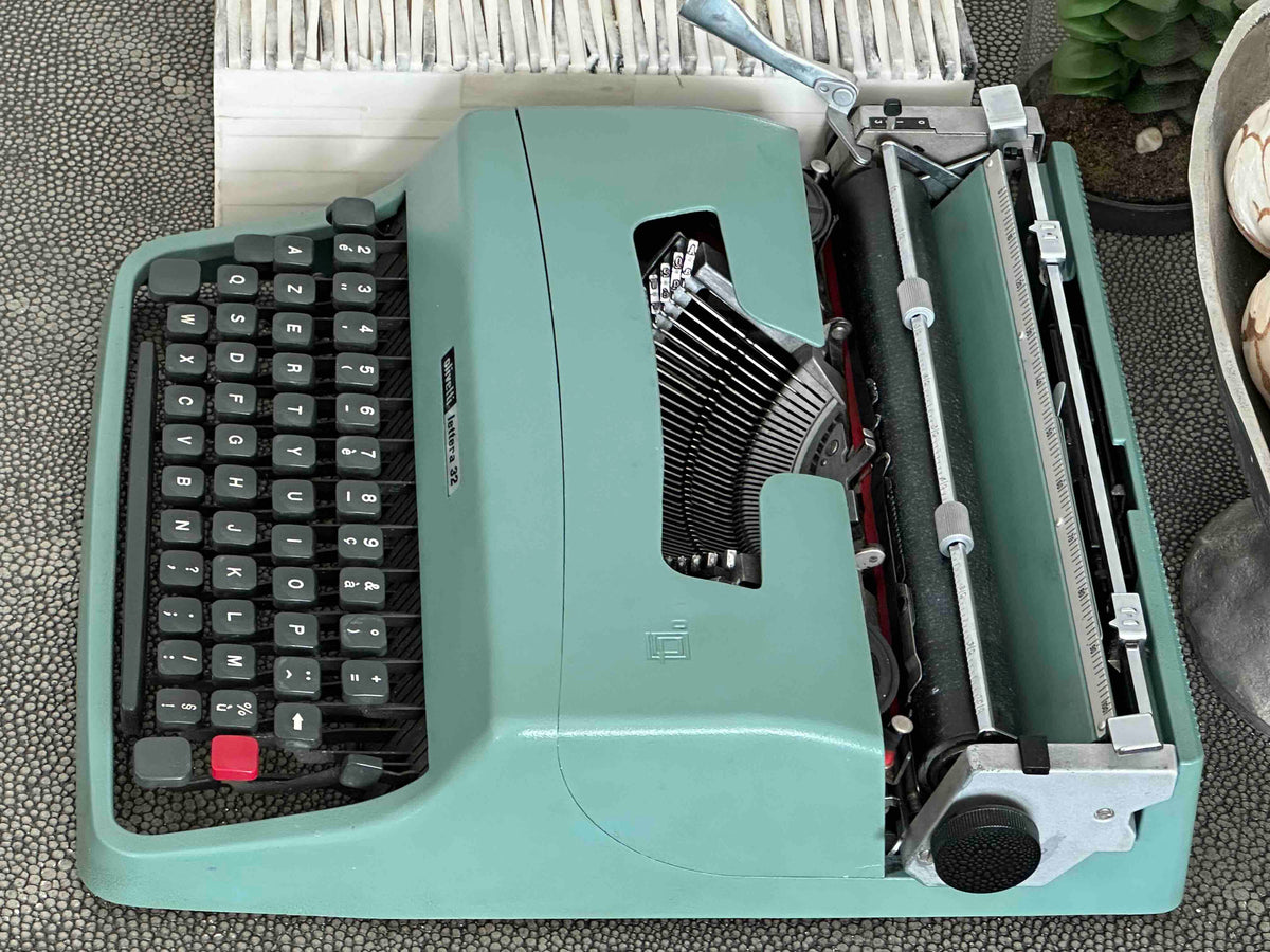 RARE Olivetti Lettera 32 Typewriter with Bodoni Font, Azerty Layout, 1971, Fully Functional