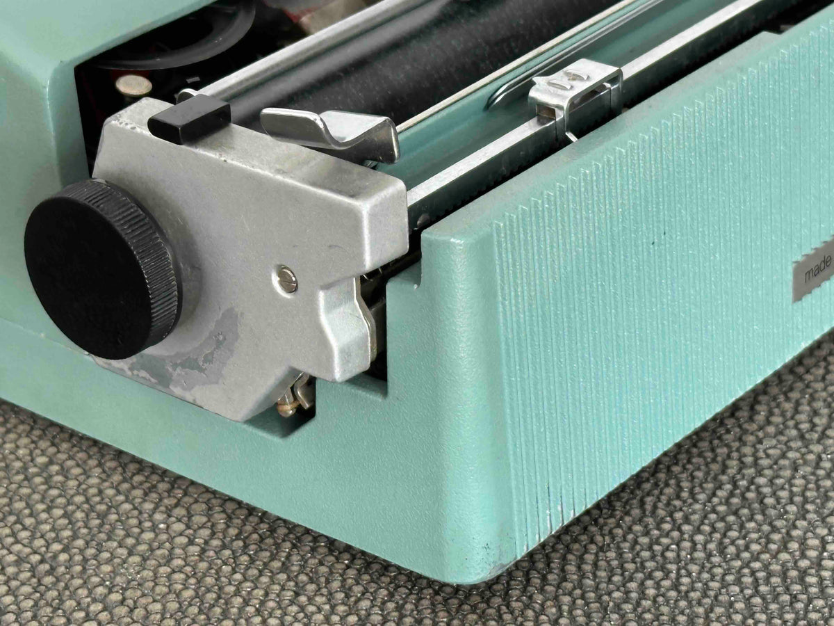 RARE Olivetti Lettera 32 Typewriter with Bodoni Font, Azerty Layout, 1971, Fully Functional