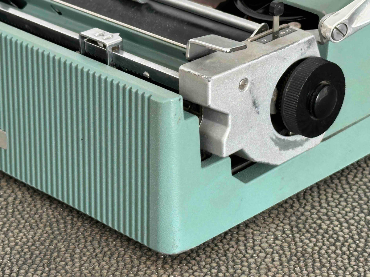 RARE Olivetti Lettera 32 Typewriter with Bodoni Font, Azerty Layout, 1971, Fully Functional