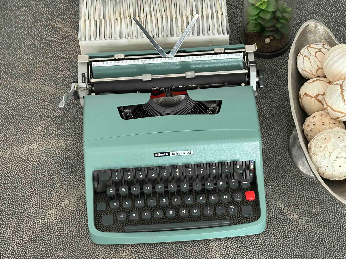Olivetti Lettera 32 Typewriter with Qwerty Layout, 1975, Made in Spain, Fully Functional