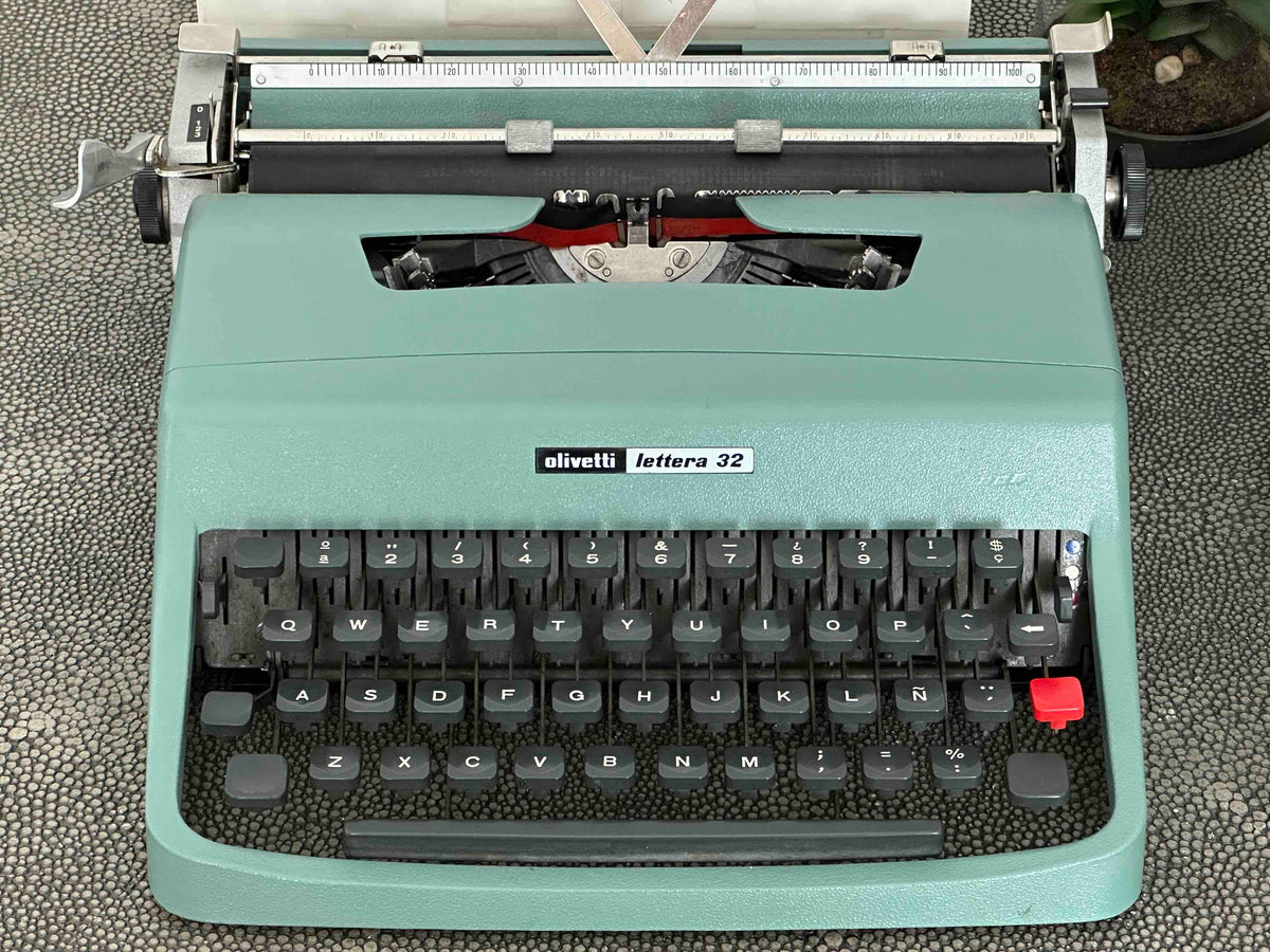 Olivetti Lettera 32 Typewriter with Qwerty Layout, 1975, Made in Spain, Fully Functional