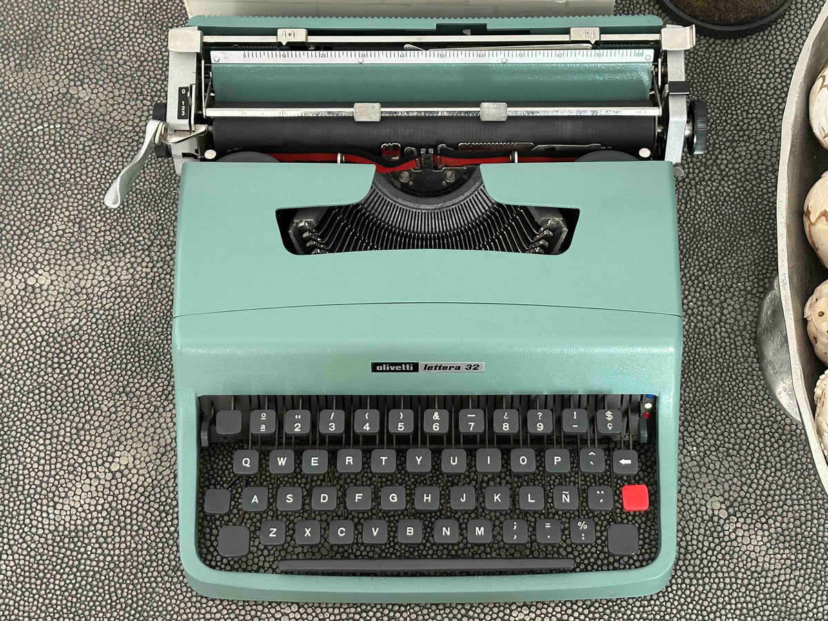Olivetti Lettera 32 Typewriter with Qwerty Layout, 1975, Made in Spain, Fully Functional