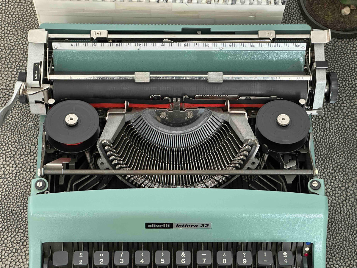 Olivetti Lettera 32 Typewriter with Qwerty Layout, 1975, Made in Spain, Fully Functional