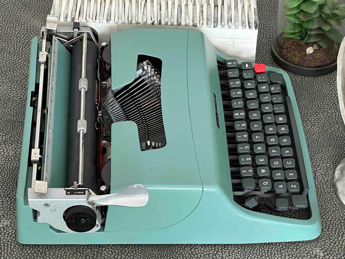 Olivetti Lettera 32 Typewriter with Qwerty Layout, 1975, Made in Spain, Fully Functional