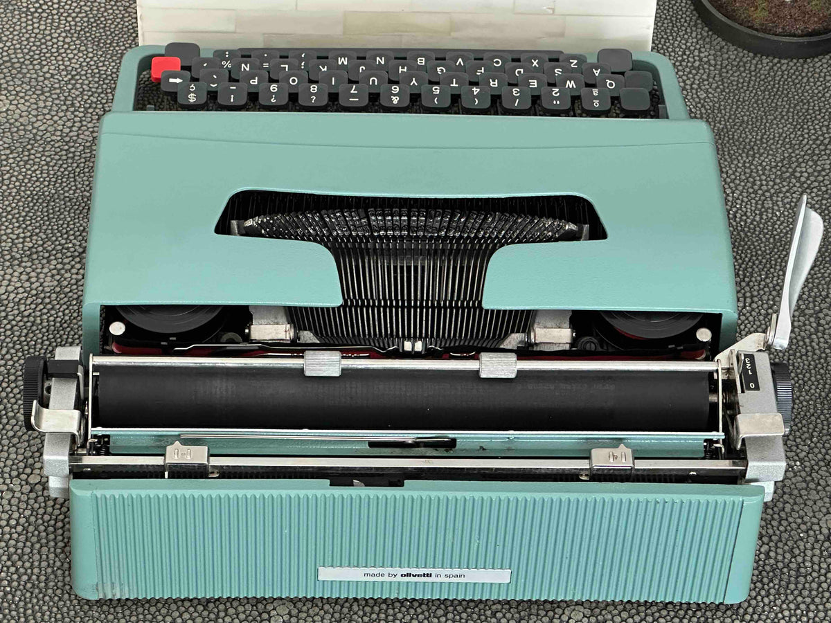Olivetti Lettera 32 Typewriter with Qwerty Layout, 1975, Made in Spain, Fully Functional
