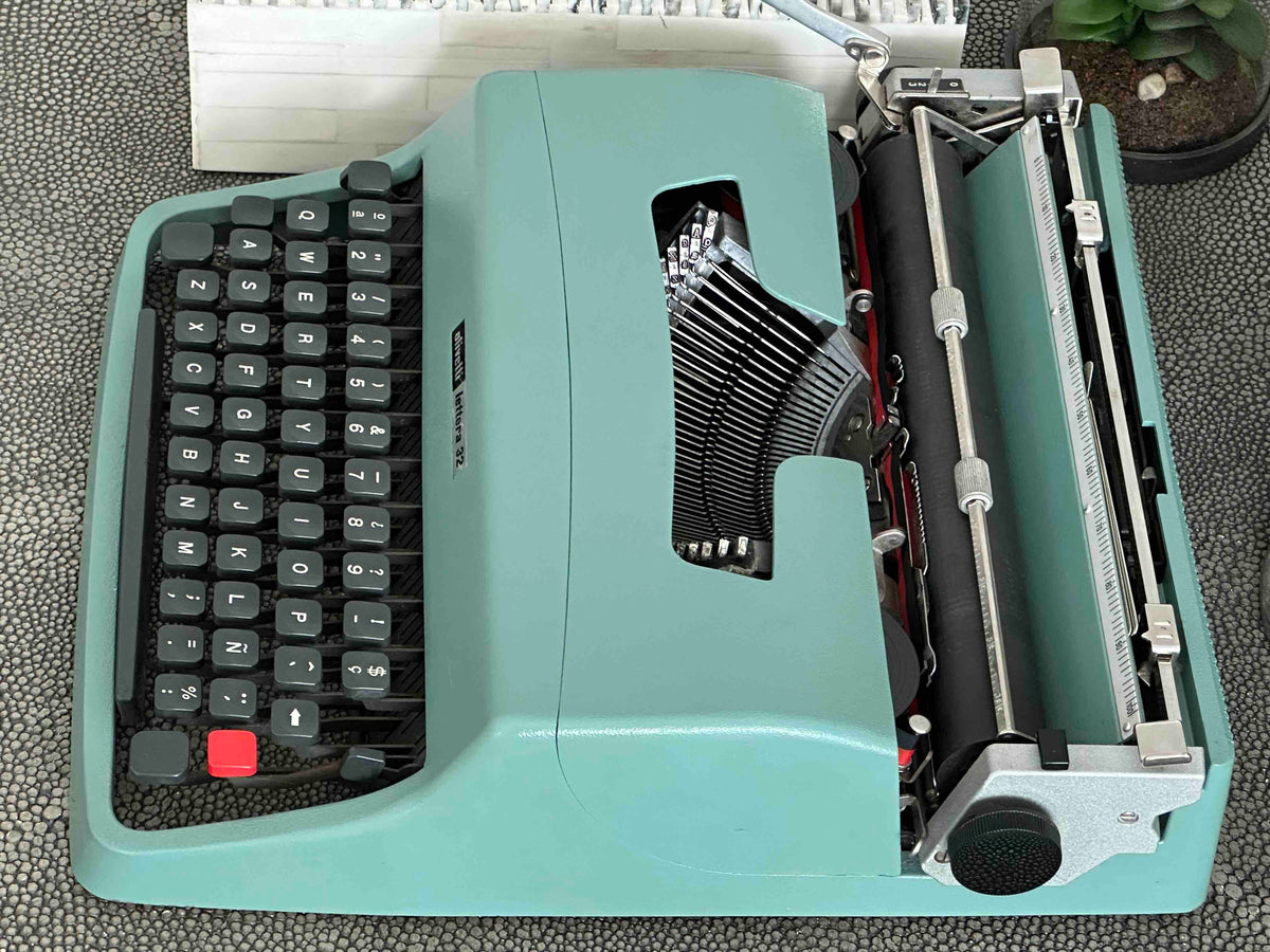 Olivetti Lettera 32 Typewriter with Qwerty Layout, 1975, Made in Spain, Fully Functional