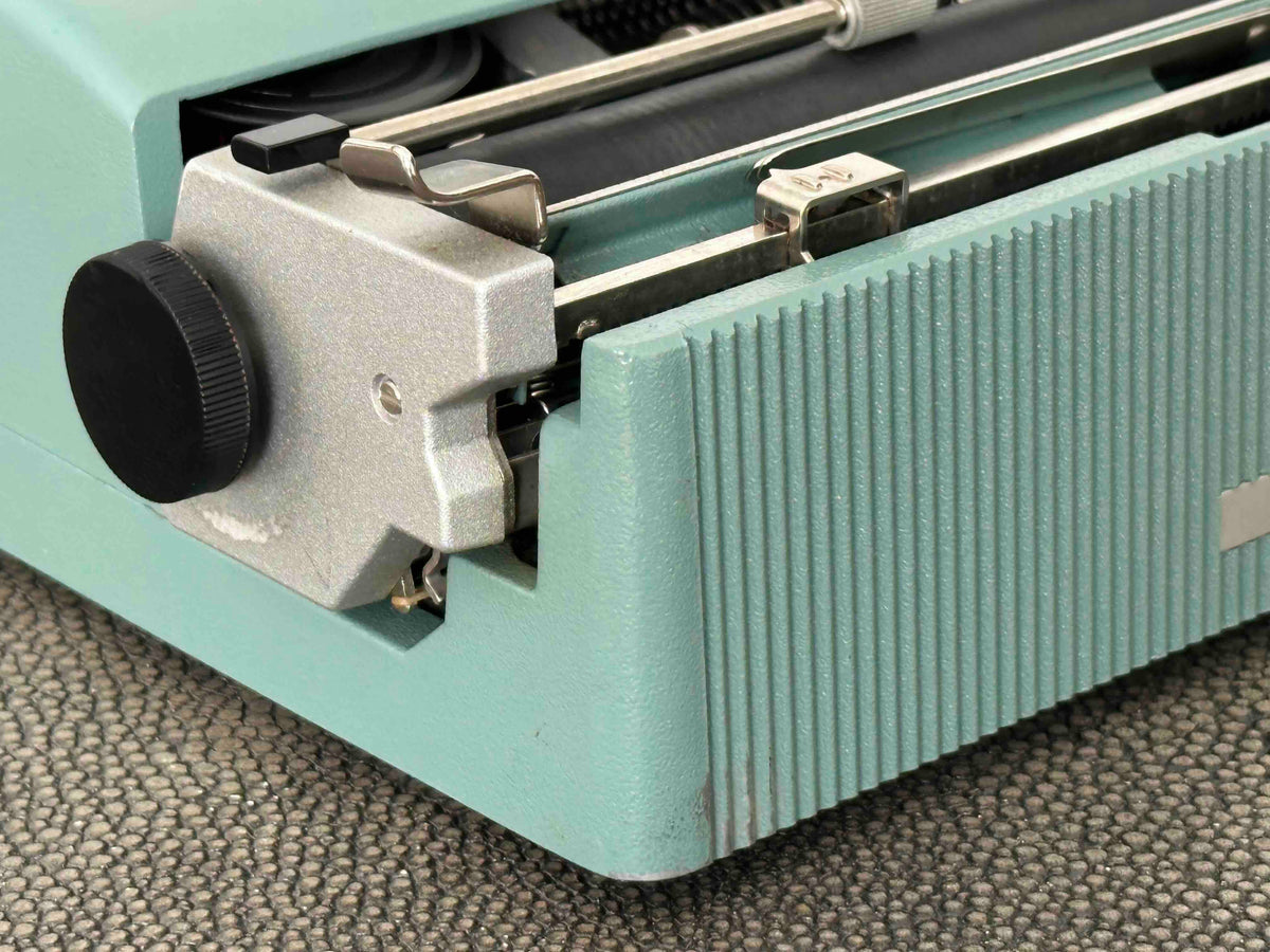 Olivetti Lettera 32 Typewriter with Qwerty Layout, 1975, Made in Spain, Fully Functional