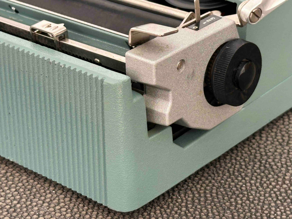 Olivetti Lettera 32 Typewriter with Qwerty Layout, 1975, Made in Spain, Fully Functional