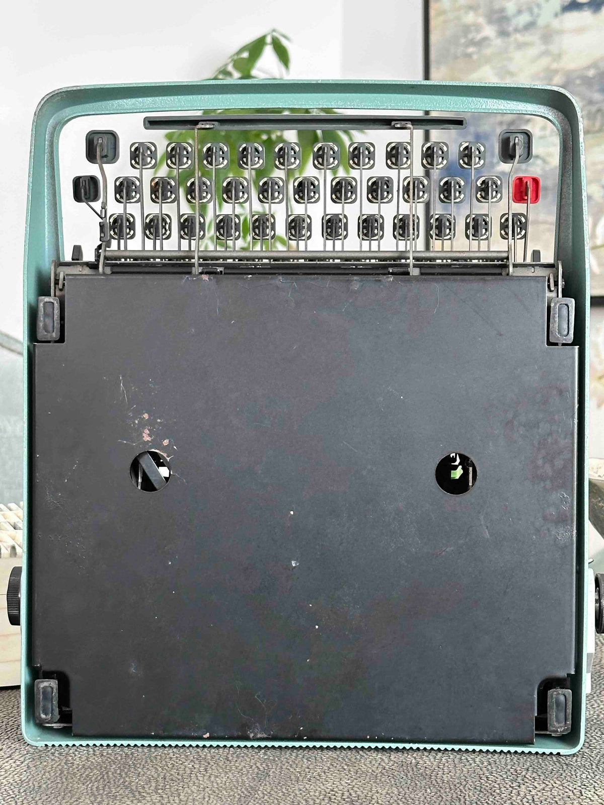 Olivetti Lettera 32 Typewriter with Qwerty Layout, 1975, Made in Spain, Fully Functional