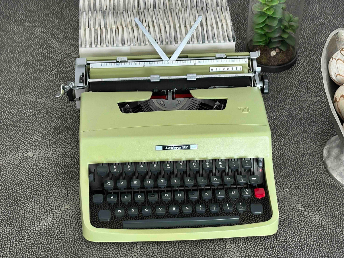 Olivetti Lettera 32 Typewriter in Pistachio Yellow-Green, Qzerty Layout, 1965, Fully Functional