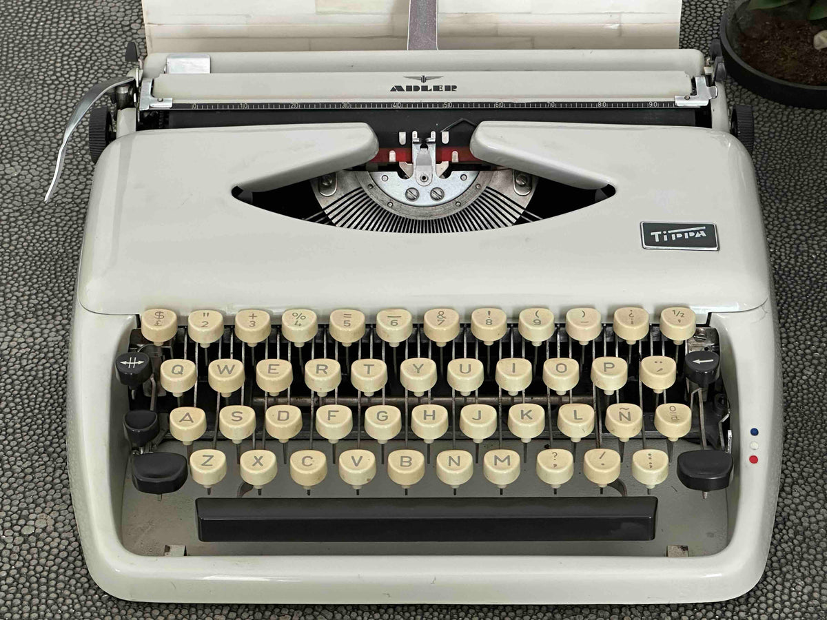 RARE Adler Tippa Typewriter with Bodoni-like Shaded Typeface, Qwerty Layout, 1972, Made in Holland, Fully Funcrtional