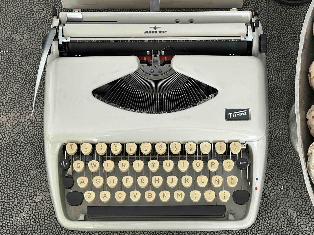 RARE Adler Tippa Typewriter with Bodoni-like Shaded Typeface, Qwerty Layout, 1972, Made in Holland, Fully Funcrtional