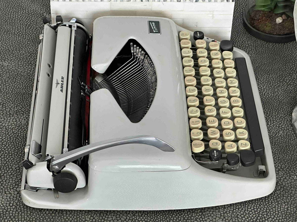 RARE Adler Tippa Typewriter with Bodoni-like Shaded Typeface, Qwerty Layout, 1972, Made in Holland, Fully Funcrtional
