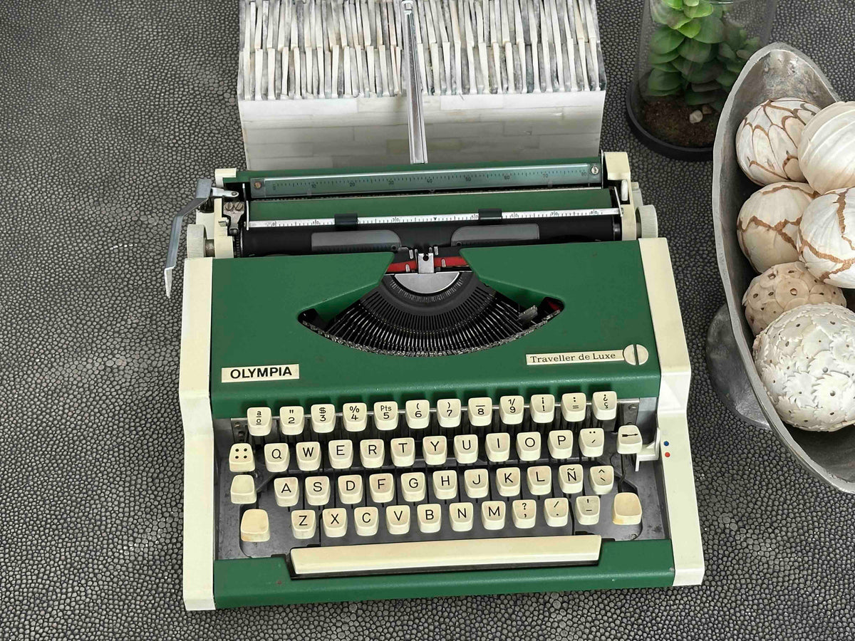 Green Olympia Traveller de Luxe Portable Typewriter with Qwerty Layout, 1977, Functional Typewriter