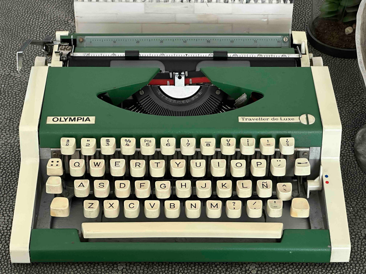 Green Olympia Traveller de Luxe Portable Typewriter with Qwerty Layout, 1977, Functional Typewriter