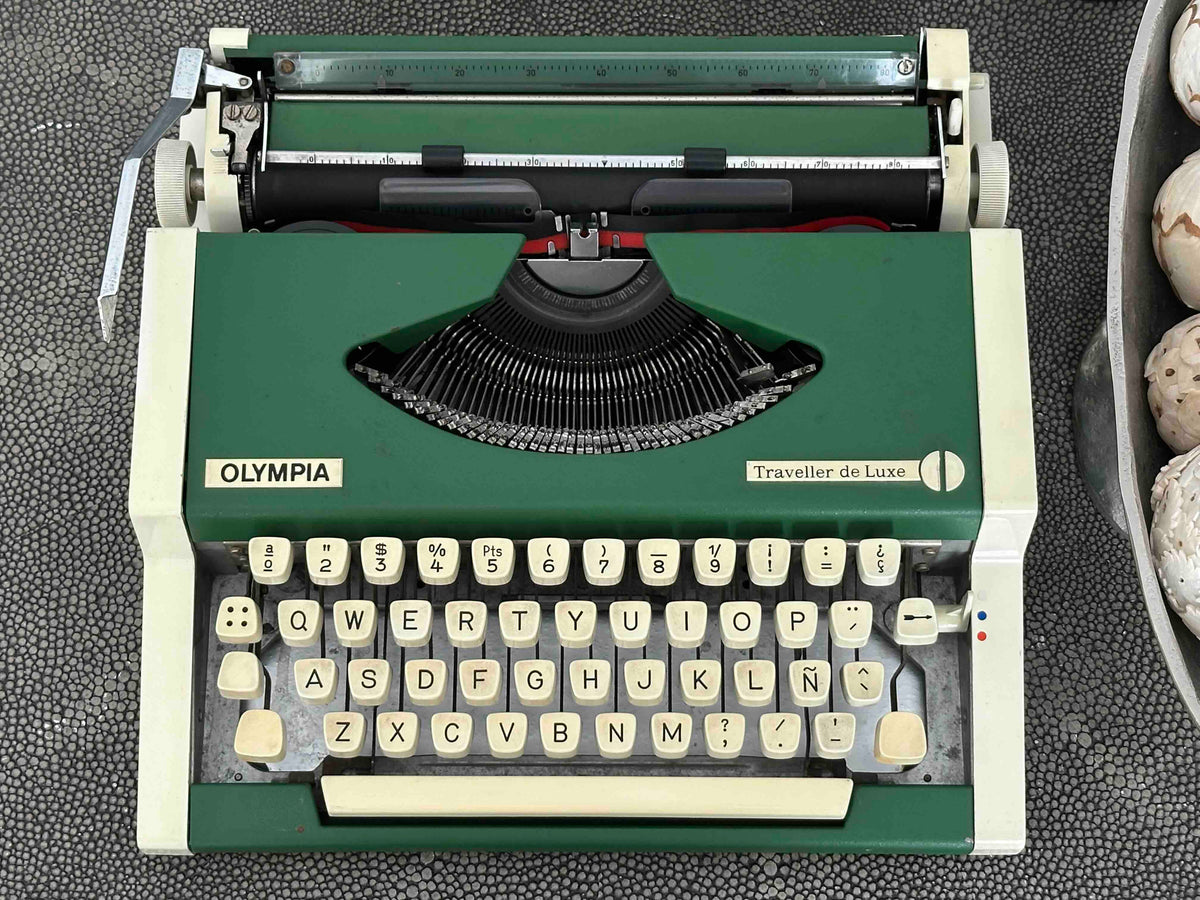 Green Olympia Traveller de Luxe Portable Typewriter with Qwerty Layout, 1977, Functional Typewriter