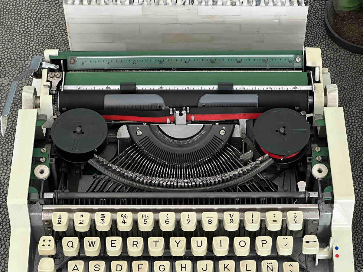 Green Olympia Traveller de Luxe Portable Typewriter with Qwerty Layout, 1977, Functional Typewriter