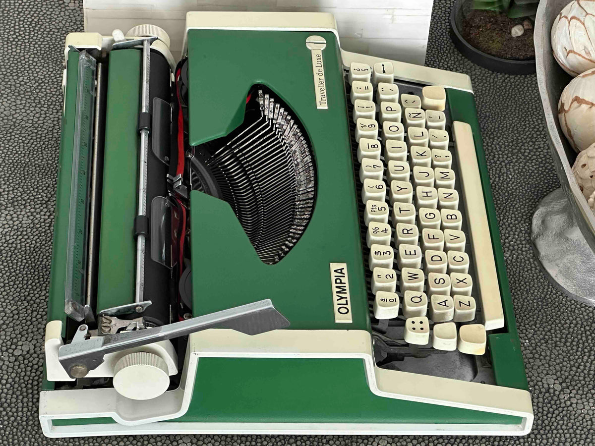 Green Olympia Traveller de Luxe Portable Typewriter with Qwerty Layout, 1977, Functional Typewriter