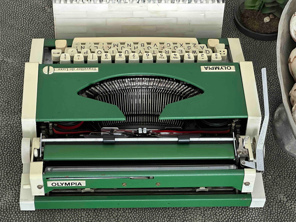 Green Olympia Traveller de Luxe Portable Typewriter with Qwerty Layout, 1977, Functional Typewriter