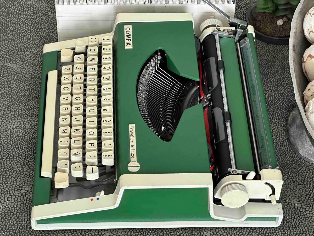 Green Olympia Traveller de Luxe Portable Typewriter with Qwerty Layout, 1977, Functional Typewriter